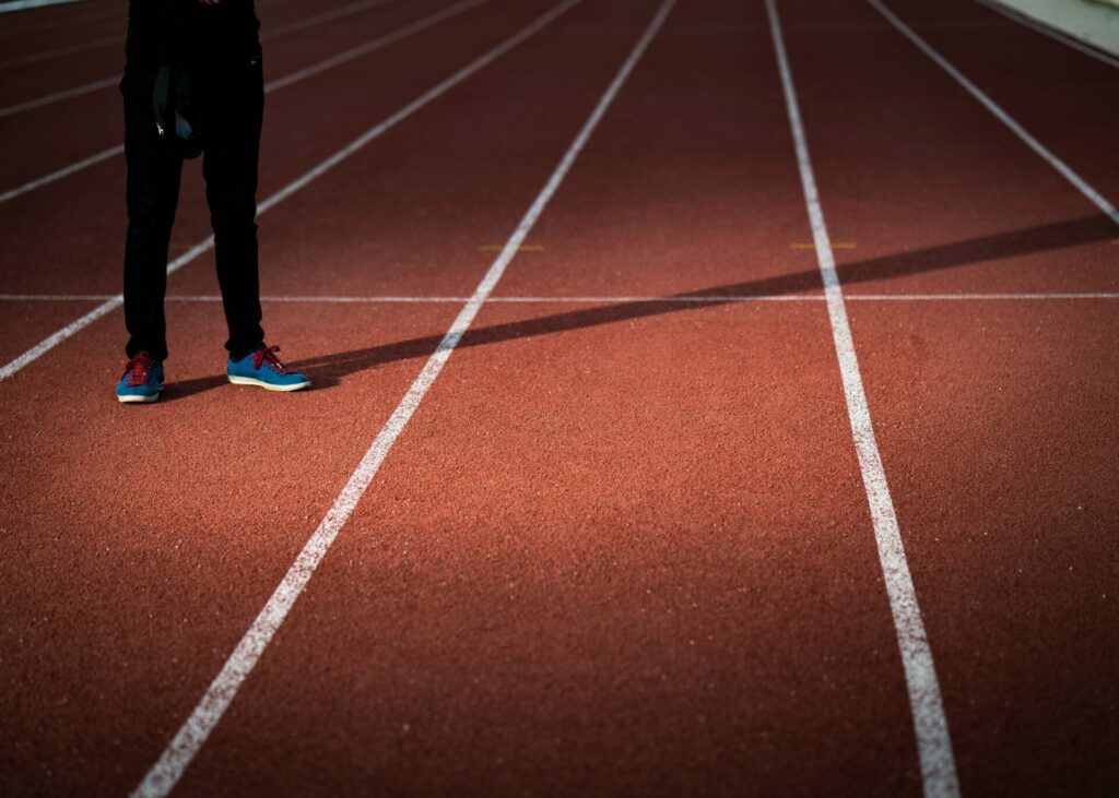 Unique compétiteur sur une piste d'athlétisme